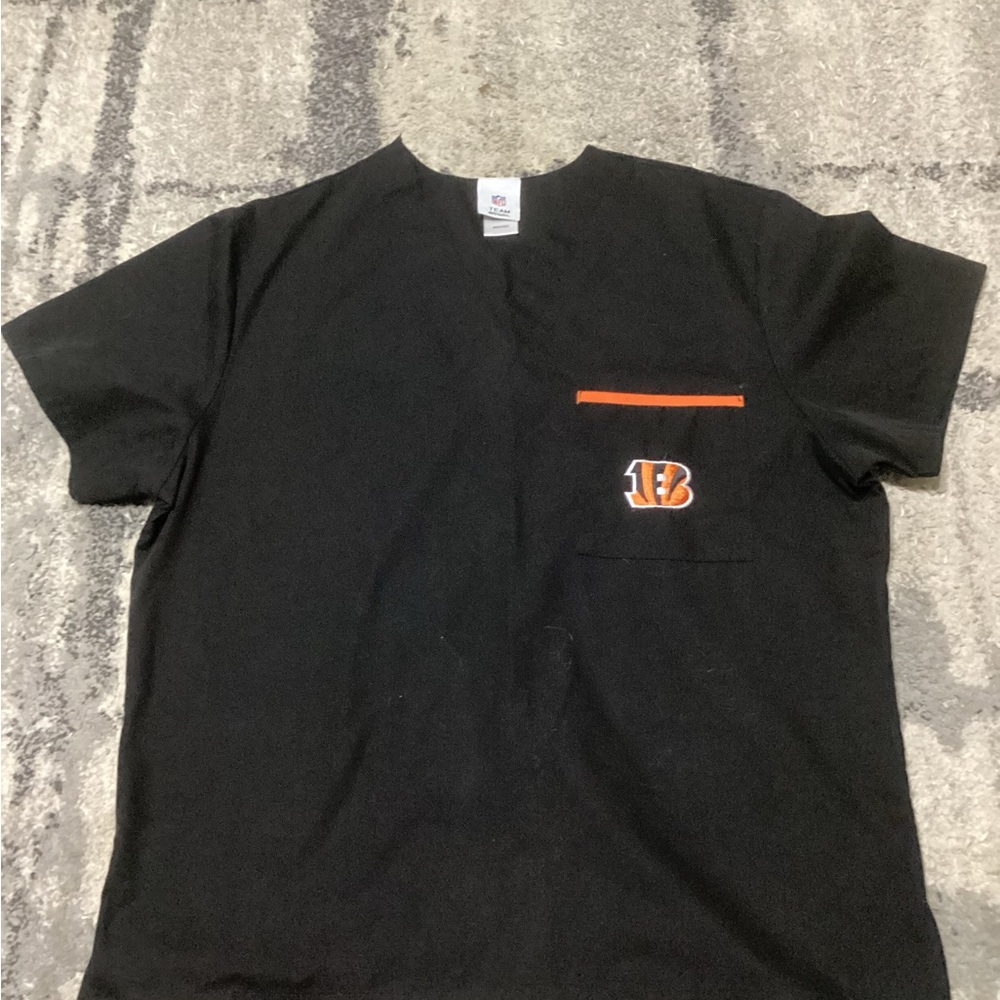 NFL team apparel Cincinnati Bengals Scrub Top Size Medium